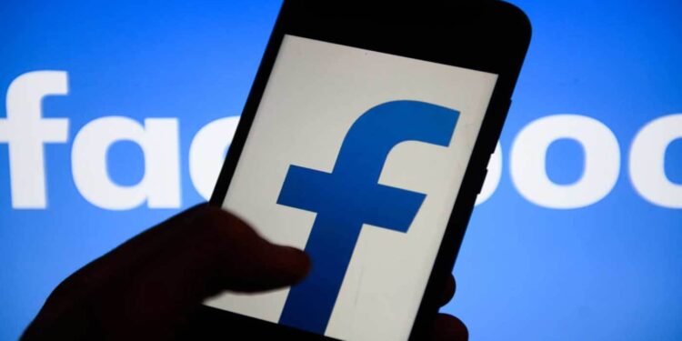 فيسبوك": لا يوجد "نشاط خبيث" وراء انقطاع الخدمة 1