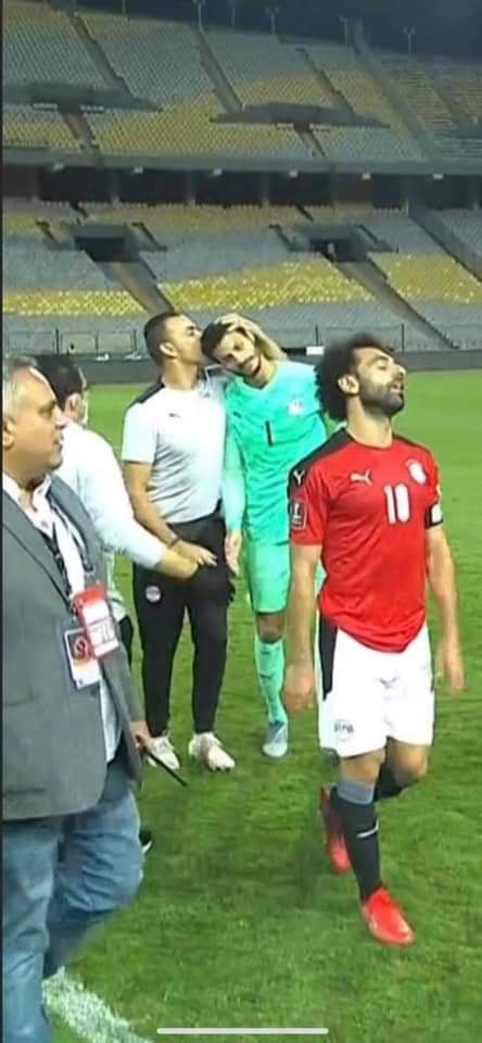 بالصور.. الحضري يقبل رأس الشناوي عقب نهاية مباراة مصر وليبيا 1