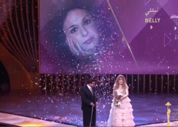 مهرجان القاهرة 2021| وسط اجواء مبهجة سمير صبري يقدم جائزة الهرم الذهبي لـ نيللي 3