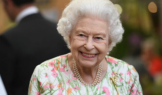 لـ أول مرة منذ دخولها المستشفى.. الملكة إليزابيث تظهر علنا 1