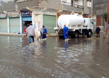 رفع مياه الأمطار بسيارات القابضة بـ القنطرة شرق الإسماعيلية