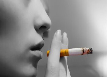 سيجارة تنقذ امرأة من الموت.. بالفيديو