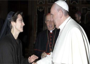 بابا الفاتيكان أثناء لقاءه بـ بيتريني