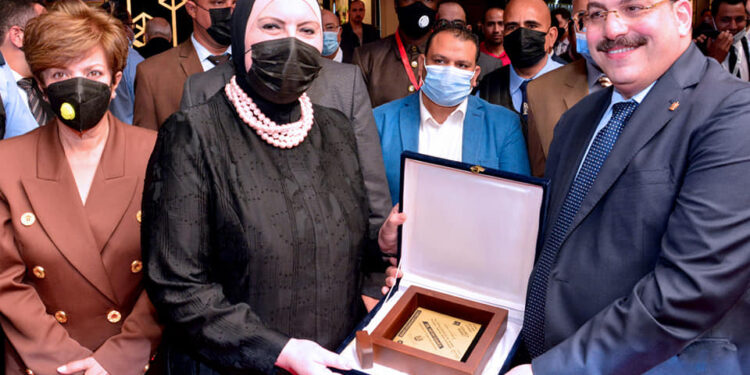 وزيرة التجارة: مصر تمتلك كافة المقومات لتكون مركزاً إقليمياً لصناعة وتصدير السيراميك 1