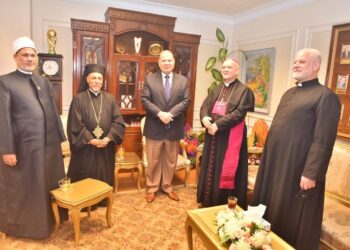 محافظ أسيوط يلتقى سفير الفاتيكان بمصر خلال زيارته للمحافظة 1
