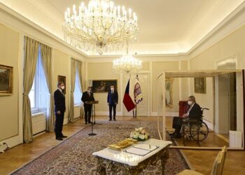 خلف صندوق زجاجي.. الرئيس التشيكي يغادر المستشفى لتعيين رئيس الحكومة 1