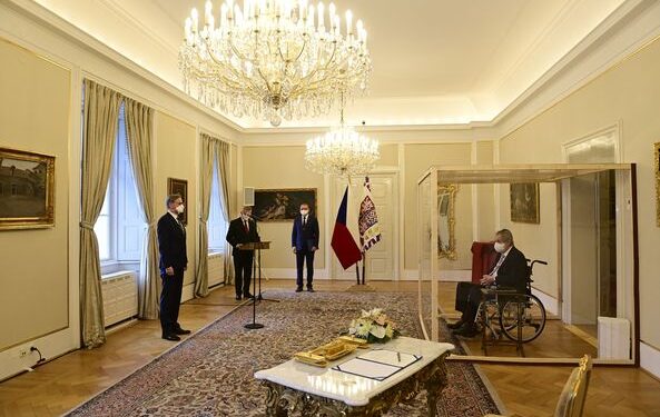 خلف صندوق زجاجي.. الرئيس التشيكي يغادر المستشفى لتعيين رئيس الحكومة 1