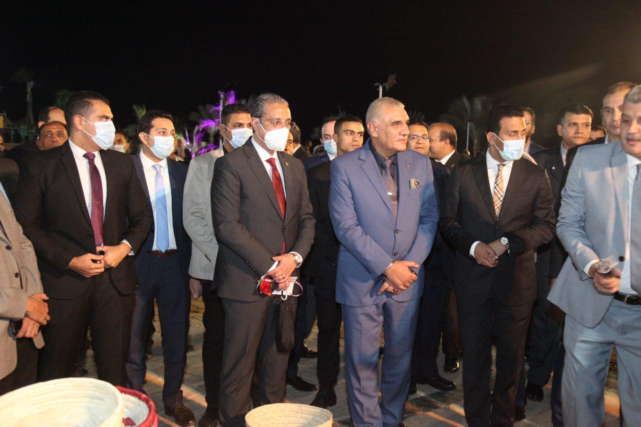 محافظ الفيوم ومدير نوادي وفنادق القوات المسلحة يشهدان حفل فني على ساحل بحيرة قارون
