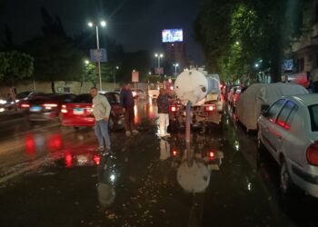 محافظ الجيزة يوجه بمتابعة شفط مياه الأمطار من الشوارع