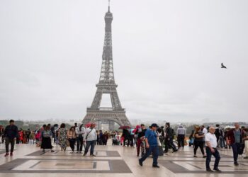 إصابة شرطي.. باريس تشهد حادث إرهابي 1