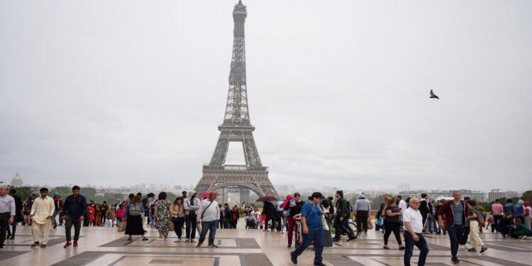 إصابة شرطي.. باريس تشهد حادث إرهابي 1