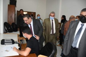 رئيس جامعة قناة السويس يشهد إجراءات انتخابات اتحاد طلاب 3