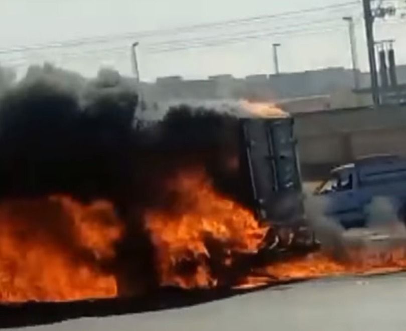 اشتعال النيران بأتوبيس على طريق مصر - إسماعيلية الصحراوي | صور 1