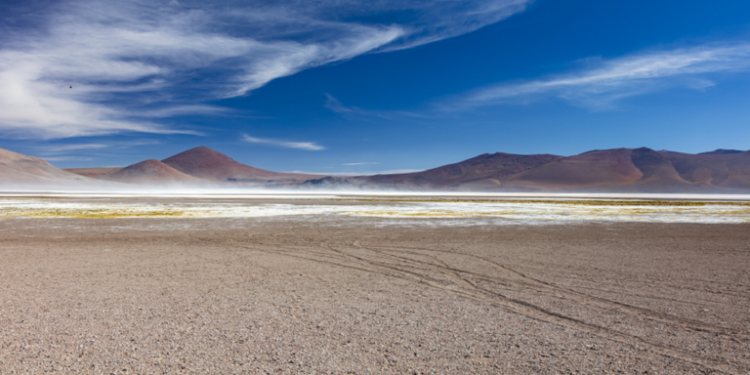 باحثون يكشفون سر تناثر شظايا زجاج غامضة عبر أميال من صحراء أتاكاما 1