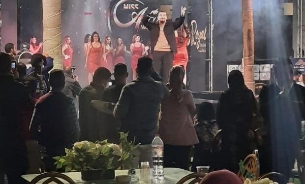 بـ«الأحمر فوق الركبة».. متسابقات حفل تتويج ملكة جمال العرب لعام 2021 يرقصن على المسرح 1