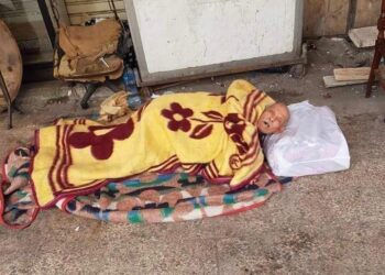 "انقذوا عم متولى" هاشتاج تصدر منصات الإسكندرية لنوم سبعينى بالشارع تحت المطر ليس له مأوى