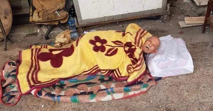 "انقذوا عم متولى" هاشتاج تصدر منصات الإسكندرية لنوم سبعينى بالشارع تحت المطر ليس له مأوى