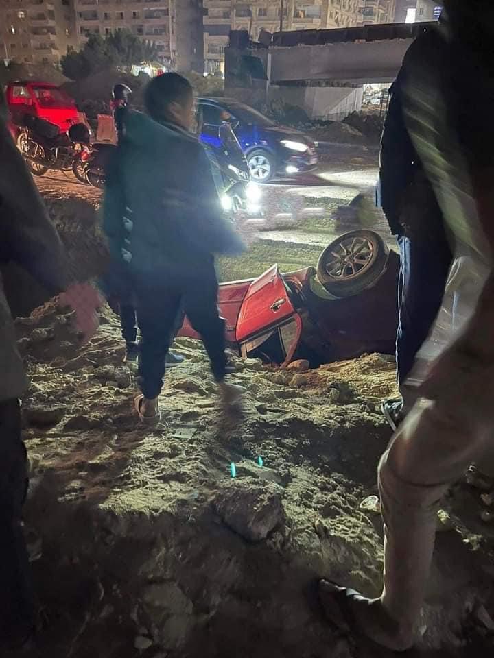إصابة فتاة في انقلاب سيارة داخل حفرة بـ المعادي