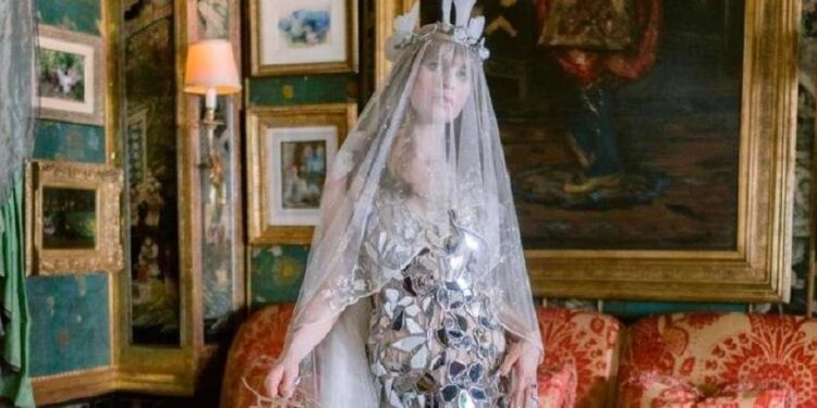 «لابسه فستان إزاز».. تفاصيل مثيرة عن حفل زفاف حفيدة الملياردير إيفي جيتي|بالصور 1