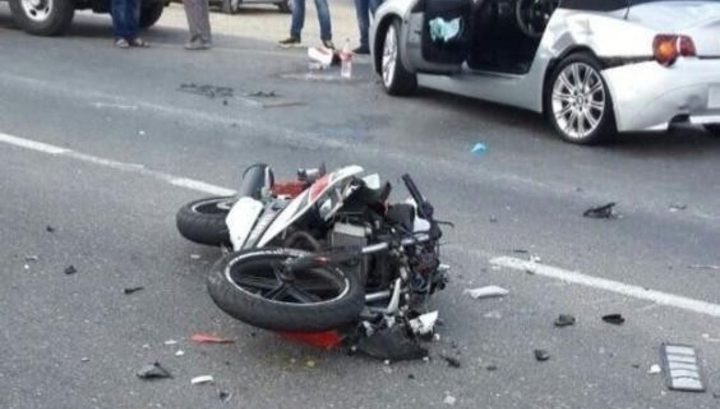 سائق دراجة نارية ينجو من حادث سير بأعجوبة|بالفيديو