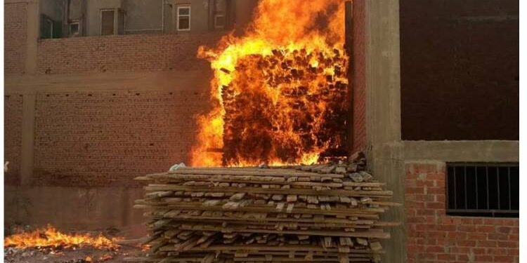 انتداب الأدلة الجنائية لمعاينة حريق في مخزن خردة بالحوامدية 1