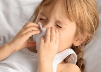 هل فيروس أوميكرون يصيب الأطفال ومدي وجود علاقة بينه وبين أعراض البرد المستمر.. طبيبة توضح (خاص) 2