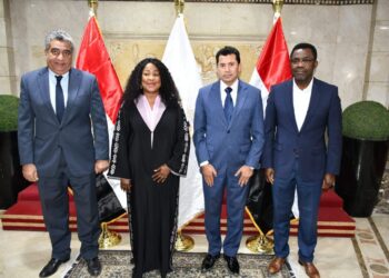 وزير الشباب والرياضة مع أمين وسكرتير الكاف