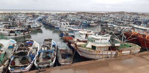 بسبب ارتفاع الأمواج.. توقف حركة الملاحة في ميناء الصيد بكفر الشيخ