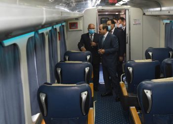 السيسي يتفقد القطارات الجديدة في محطة أسوان (صور) 2