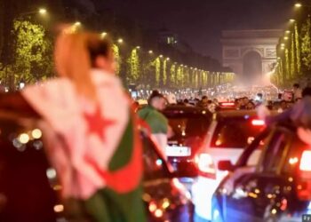 مواجهات بين الشرطة الفرنسية والجماهير الجزائرية في الشانزليزيه.. فيديو 1