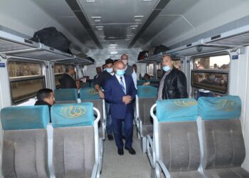 خلال جولته.. وزير النقل يأمر بتغريم عدد من الركاب بدون تذاكر 1