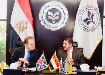 «عبد الوهاب» يستعرض أهم الفرص الاستثمارية المتاحة مع السفير البريطاني بالقاهرة 6