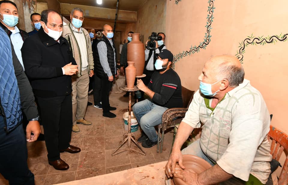 «الرئيس الإنسان».. السيسي يتبادل التحية مع العاملين بـ ورش الفخار 3