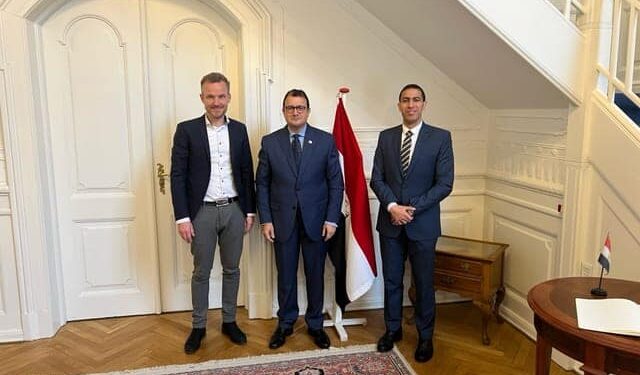 لقاء السفير المصري بالدنمارك مع نائب رئيس مجلس إدارة شركة ميرسك لشئون الطاقة النظيفة 1