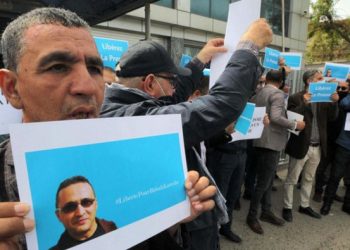 احتجاج أنصار على اعتقال الصحفي رابح كاريش في مظاهرة يوم 25 أبريل 2021 في الجزائر العاصمة
