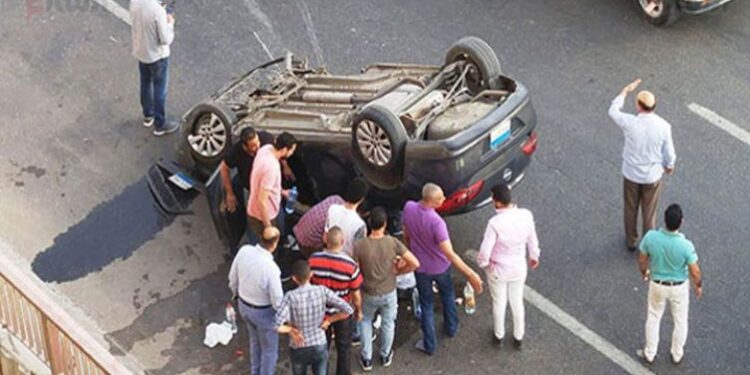 إصابة 5 أشخاص في انقلاب سيارة بـ طريق قنا 1