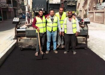 رئيس حي شرق سوهاج يتابع أعمال رصف الطرق بصعيد مصر 13