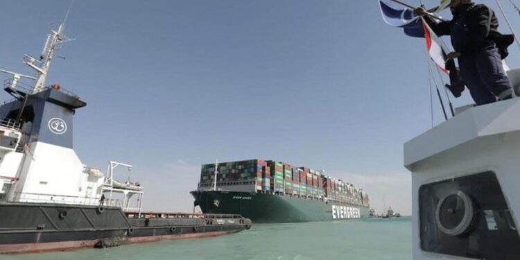 «مرت بسلام» .. سفينة الحاويات البنمية "إيفرجيفن" تعبر من قناة السويس 1
