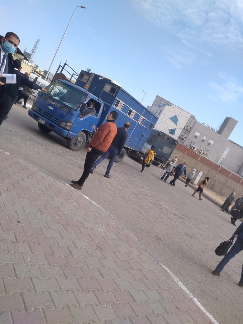 3 سيارات تنقل المتهمين في «قضية الآثار الكبرى» إلى محكمة القاهرة الجديدة 1
