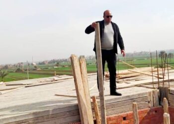 نائب رئيس مدينة أخميم ينفذ إزالة فورية لمخالفة علي مساحة 175 متراً 2