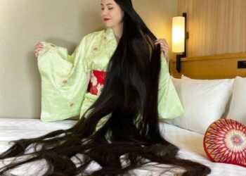 «رابونزل اليابان تظهر من جديد».. فتاة تملك شعر يصل لـ 5 أمتار وتعلق: روتينه سهل 1
