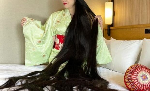 «رابونزل اليابان تظهر من جديد».. فتاة تملك شعر يصل لـ 5 أمتار وتعلق: روتينه سهل 1