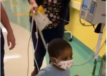 «بيرقص مع الممرضين».. رد فعل غريب لطفل أثناء دخوله لغرفة العمليات(فيديو) 1