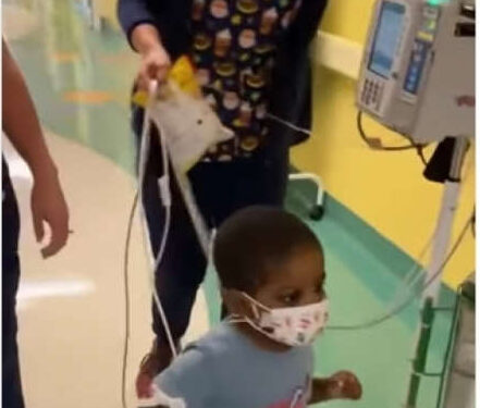 «بيرقص مع الممرضين».. رد فعل غريب لطفل أثناء دخوله لغرفة العمليات(فيديو) 1