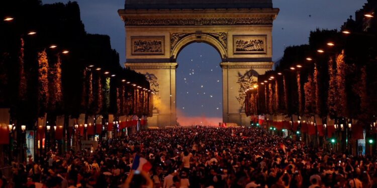 باريس تلغي عروض الألعاب النارية واحتفالات ليلة رأس السنة بسبب "أوميكرون"