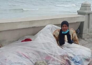 استجابة لـ«أوان مصر»: إنقاذ سيدة المطر النائمة تحت المشمع والتبرع لها بسكن 1
