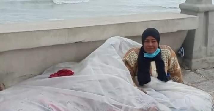 استجابة لـ«أوان مصر»: إنقاذ سيدة المطر النائمة تحت المشمع والتبرع لها بسكن 1