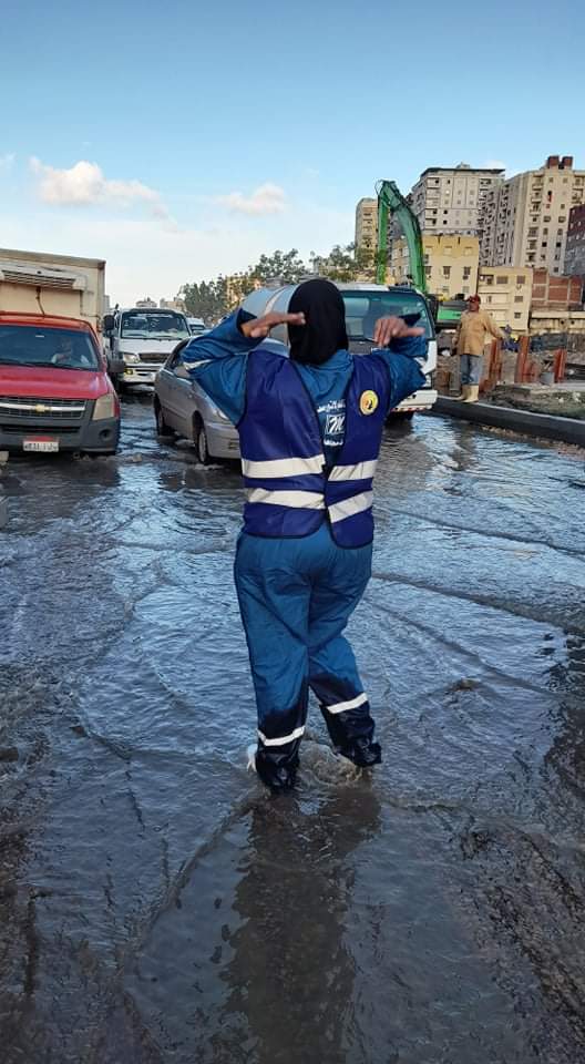 "سيدة المطر ودينامو فى حل الكوارث" نسرين عبدالدائم أشهر متطوعة بـ الإسكندرية 1