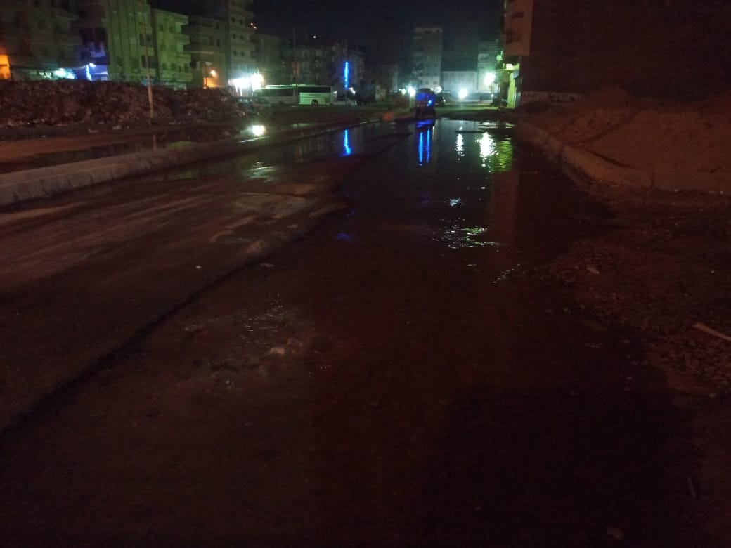 إنفجار ماسورة مياه في شارع الترعة بالمحلة بعد يوم واحد من الرصف.. صور 3