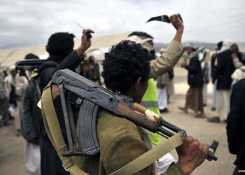 الحوثيون يعلنون استهداف حاملة طائرات أمريكية بالبحر الأحمر 5